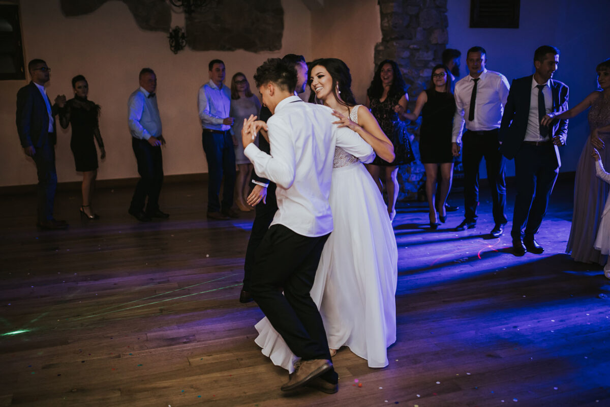 Wesele w okolicach Krakowa, pierwszy taniec, sesja ślubna na Pustyni Błędowskiej