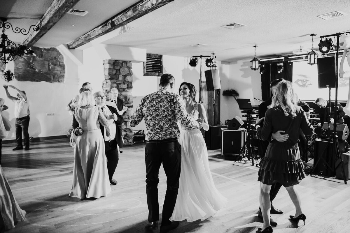 Wesele w okolicach Krakowa, pierwszy taniec, sesja ślubna na Pustyni Błędowskiej