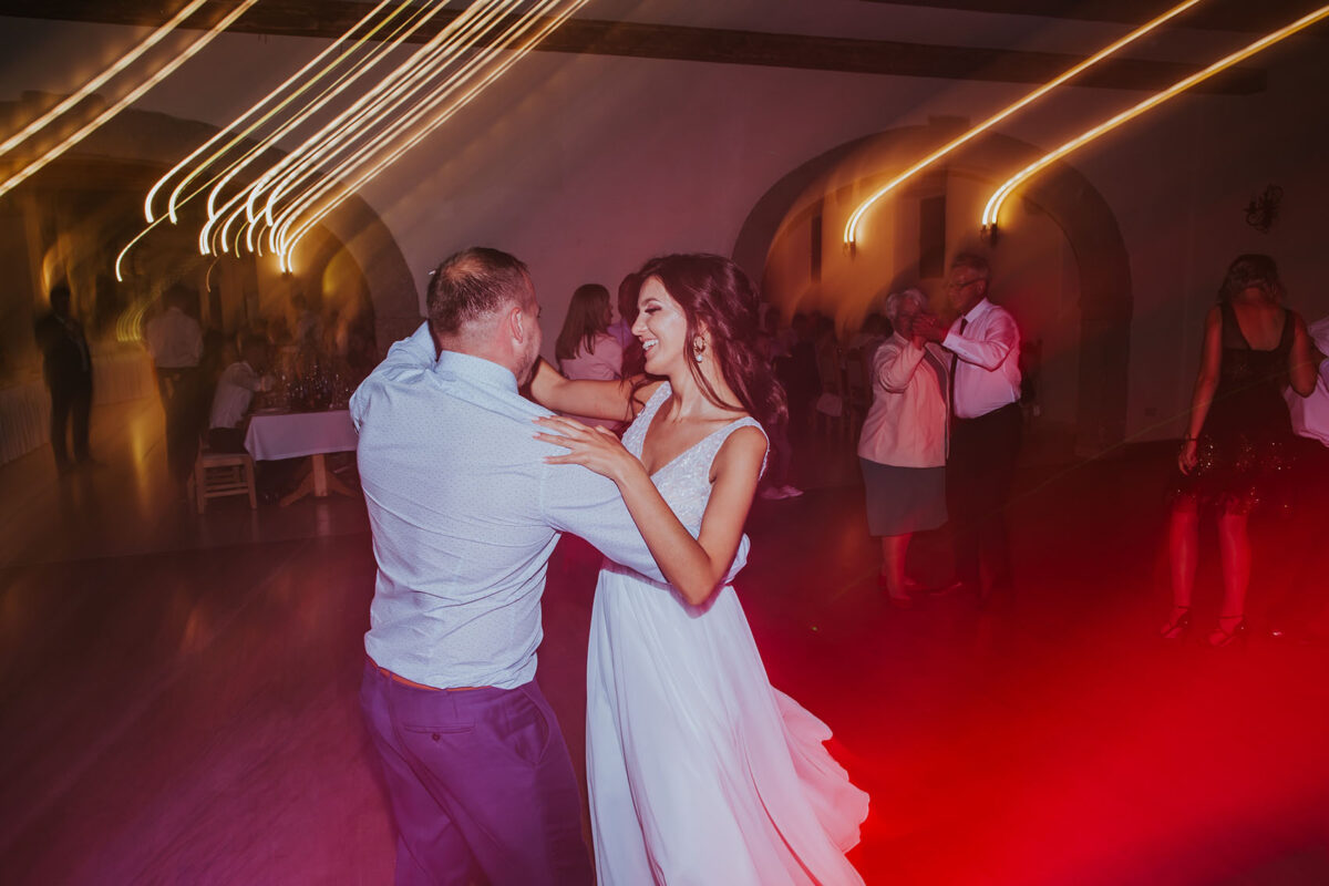 Wesele w okolicach Krakowa, pierwszy taniec, sesja ślubna na Pustyni Błędowskiej