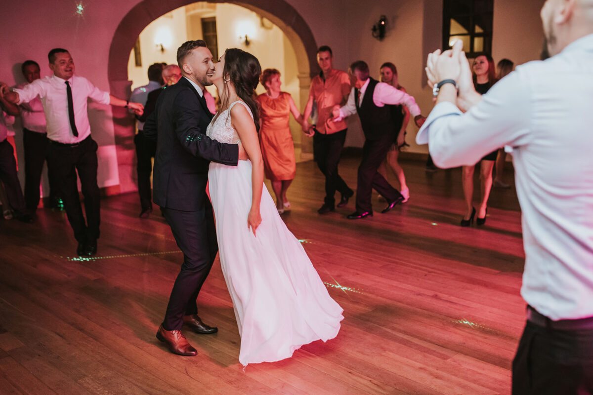 Wesele w okolicach Krakowa, pierwszy taniec, sesja ślubna na Pustyni Błędowskiej