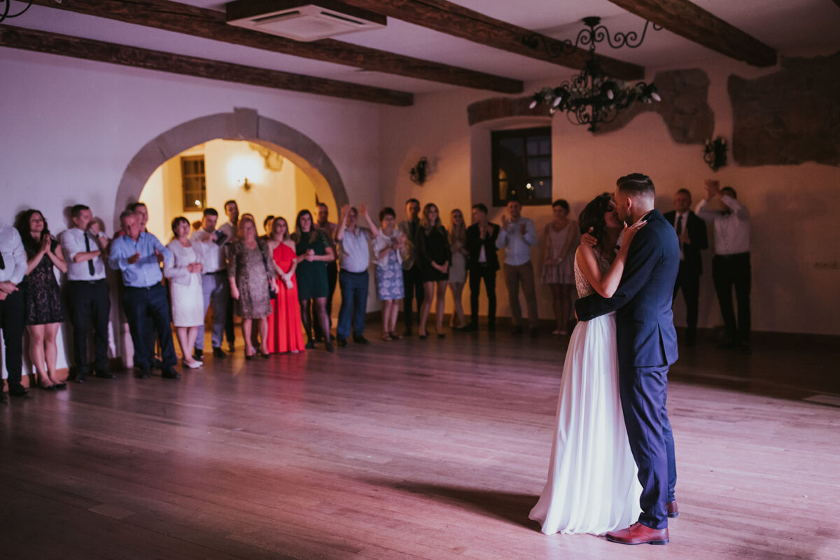 Wesele w okolicach Krakowa, pierwszy taniec, sesja ślubna na Pustyni Błędowskiej