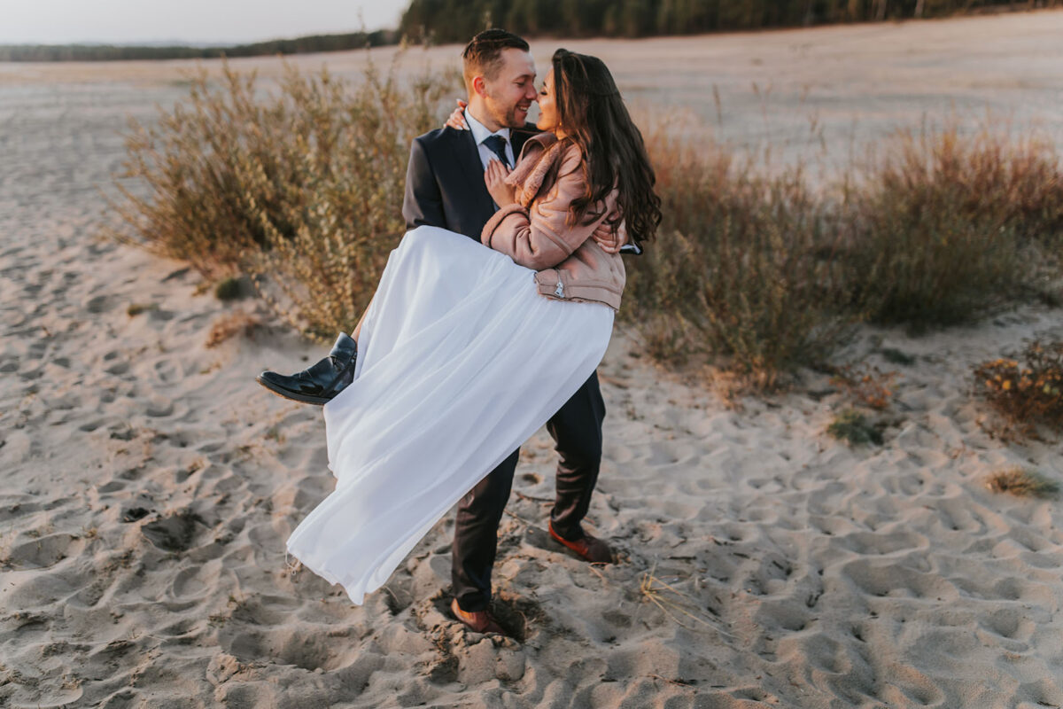 Wesele w okolicach Krakowa, pierwszy taniec, sesja ślubna na Pustyni Błędowskiej