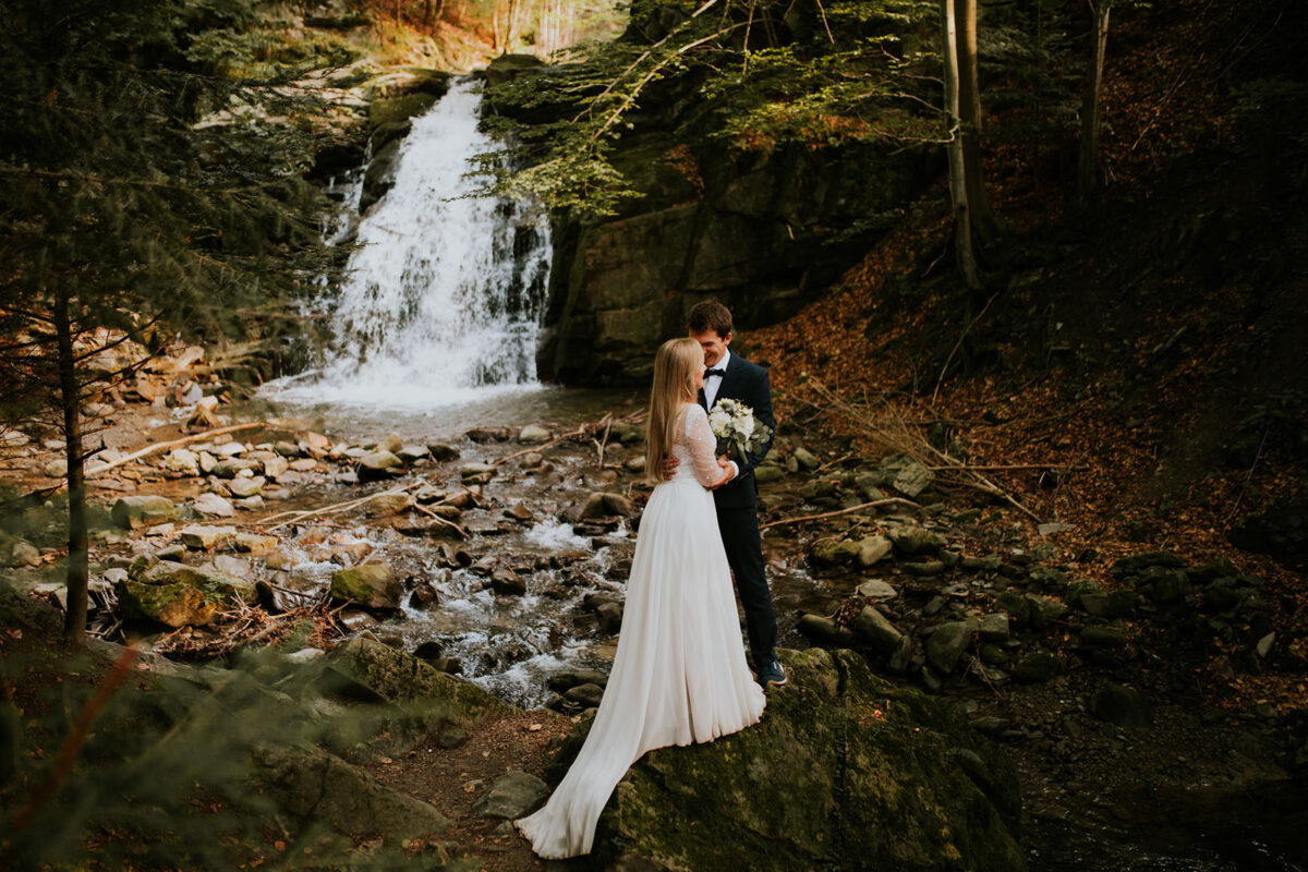 sesja ślubna w Warszawie, sesja ślubna przy wodospadzie, sesja ślubna w górach