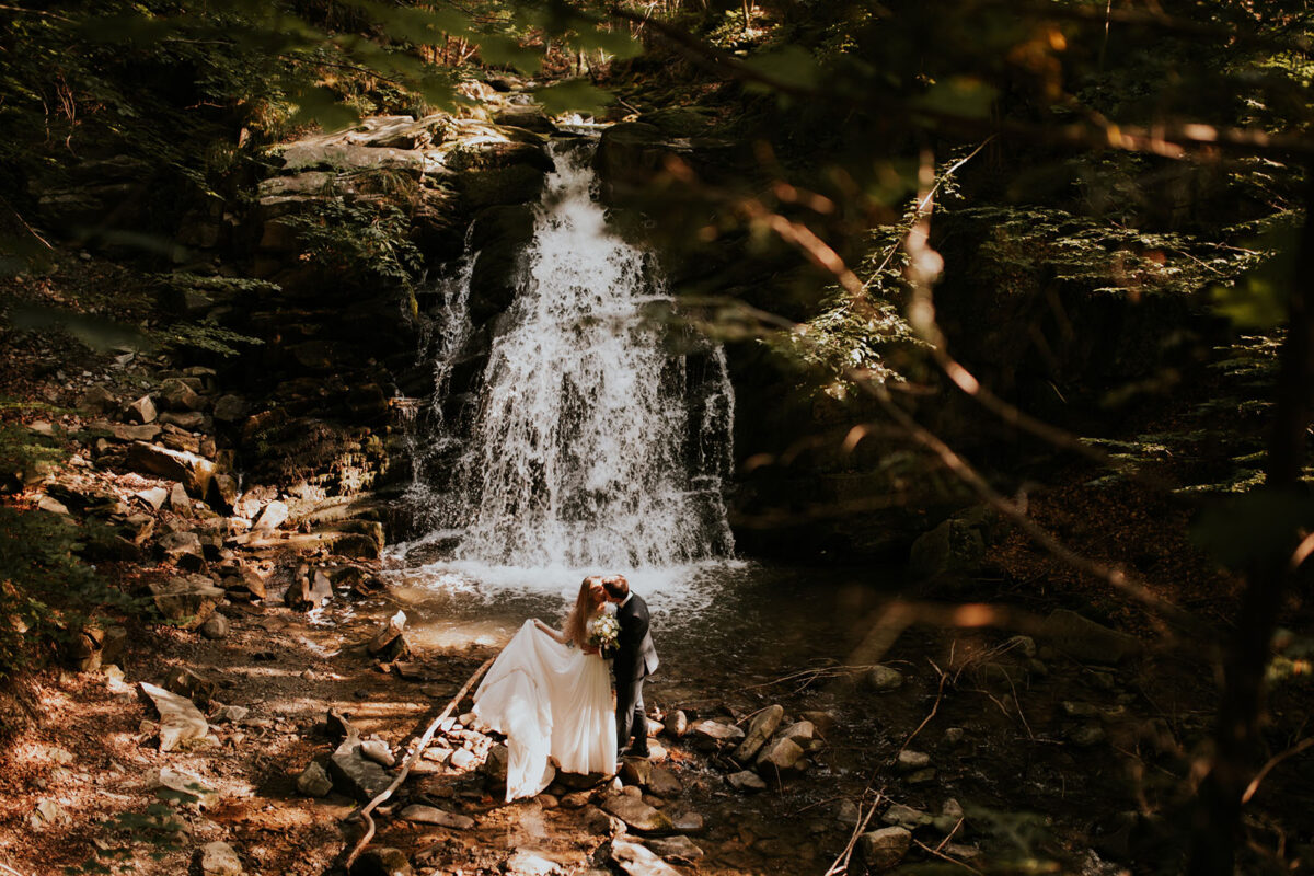 sesja ślubna w Warszawie, sesja ślubna przy wodospadzie, sesja ślubna w górach