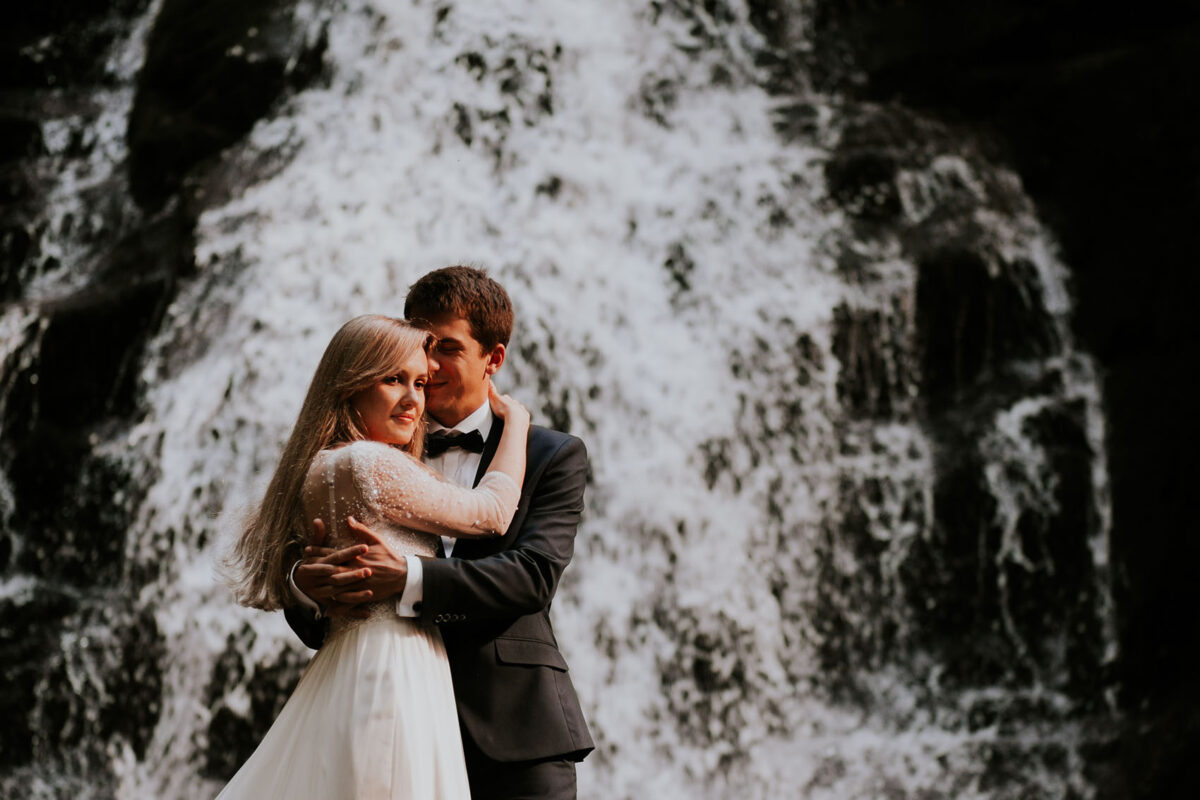 sesja ślubna w Warszawie, sesja ślubna przy wodospadzie, sesja ślubna w górach