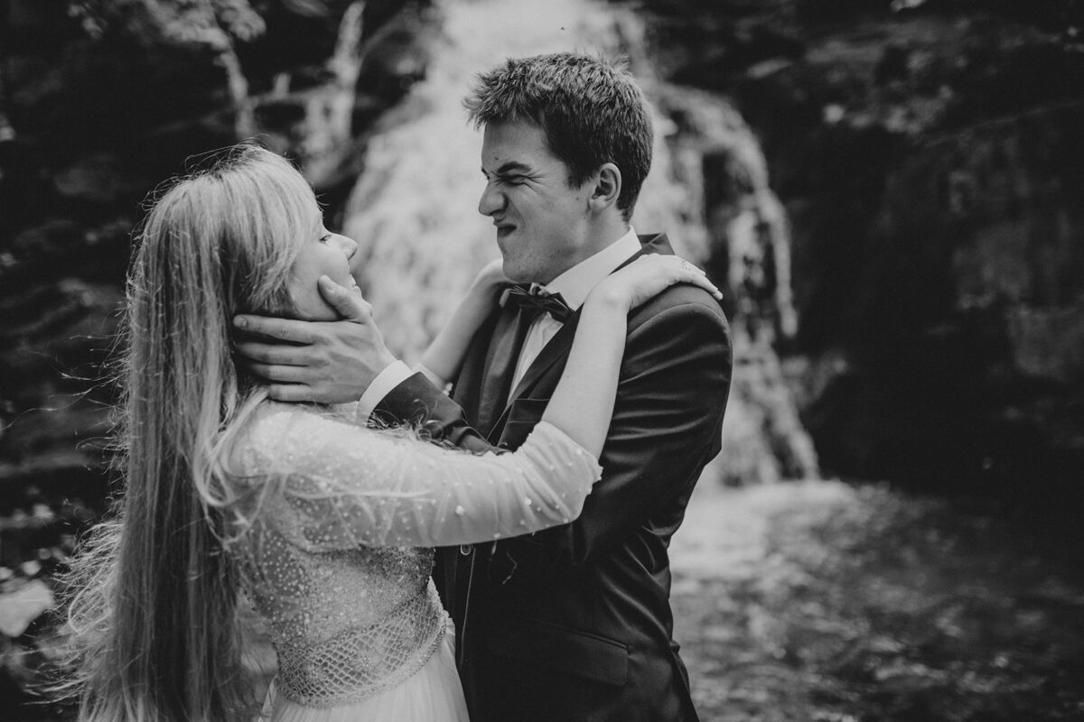 sesja ślubna w Warszawie, sesja ślubna przy wodospadzie, sesja ślubna w górach