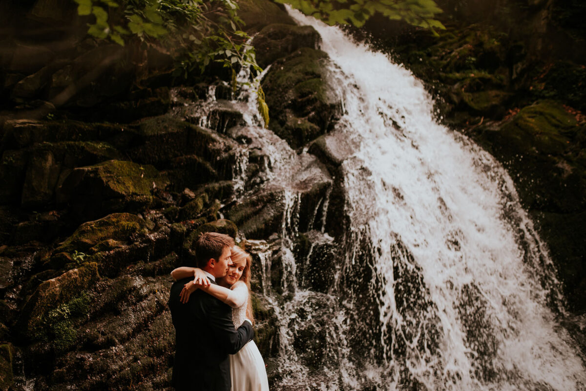 sesja ślubna w Warszawie, sesja ślubna przy wodospadzie, sesja ślubna w górach