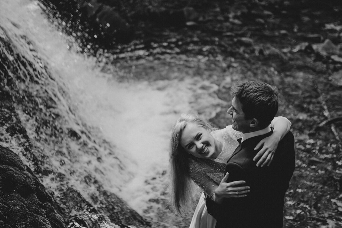 sesja ślubna w Warszawie, sesja ślubna przy wodospadzie, sesja ślubna w górach