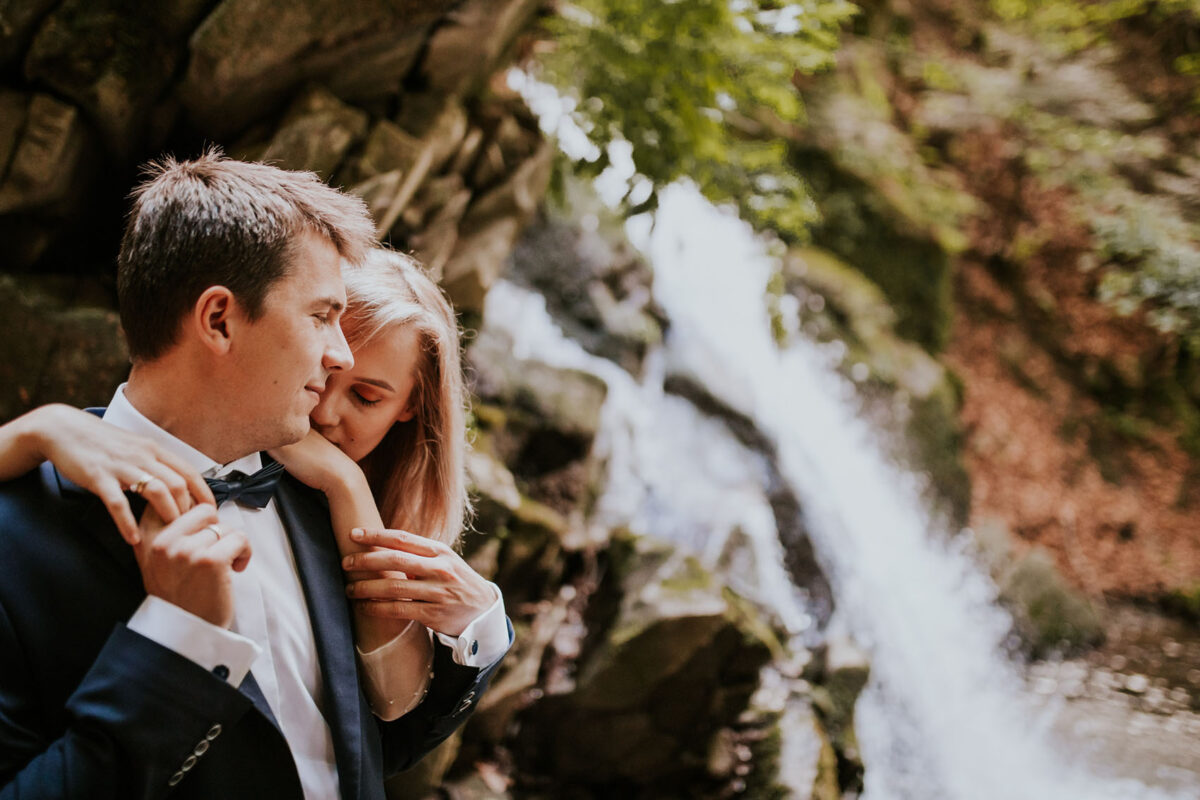 sesja ślubna w Warszawie, sesja ślubna przy wodospadzie, sesja ślubna w górach