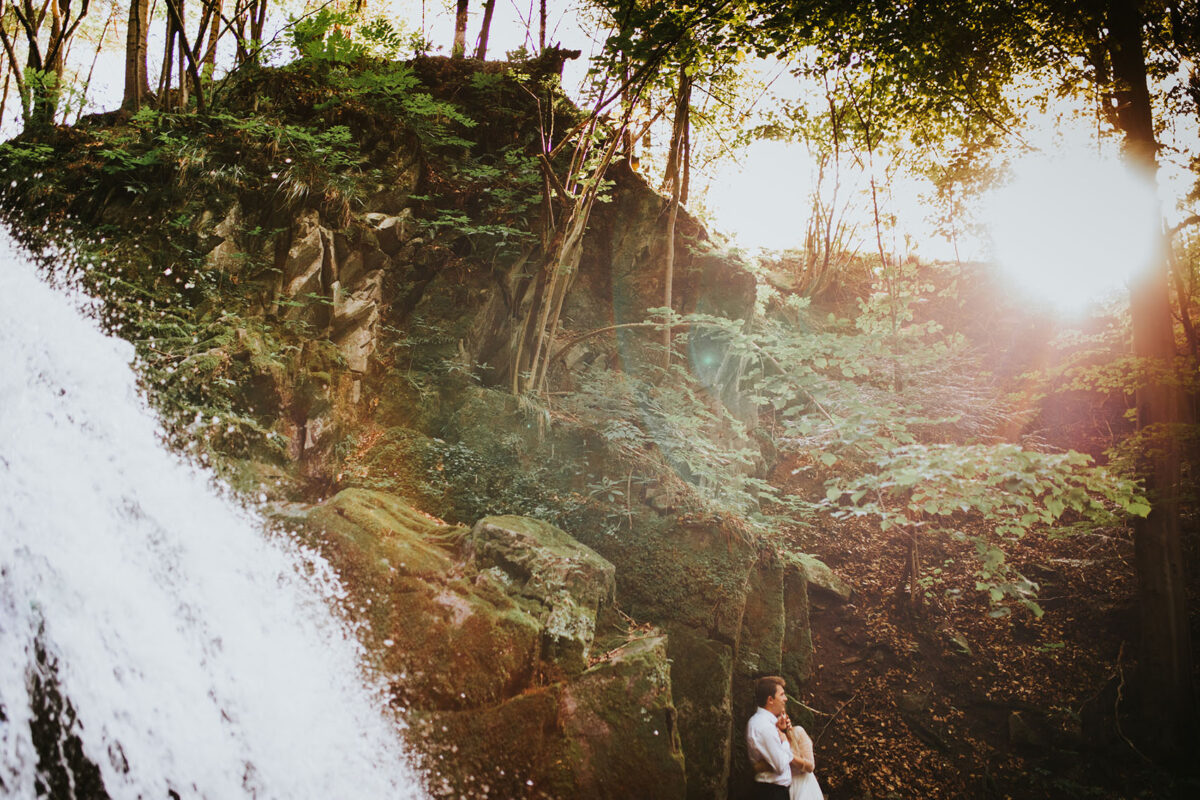 sesja ślubna w Warszawie, sesja ślubna przy wodospadzie, sesja ślubna w górach