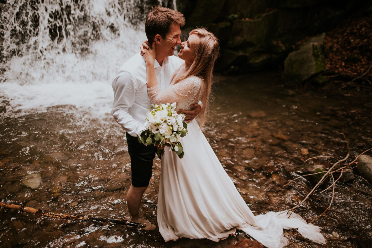 sesja ślubna w Warszawie, sesja ślubna przy wodospadzie, sesja ślubna w górach