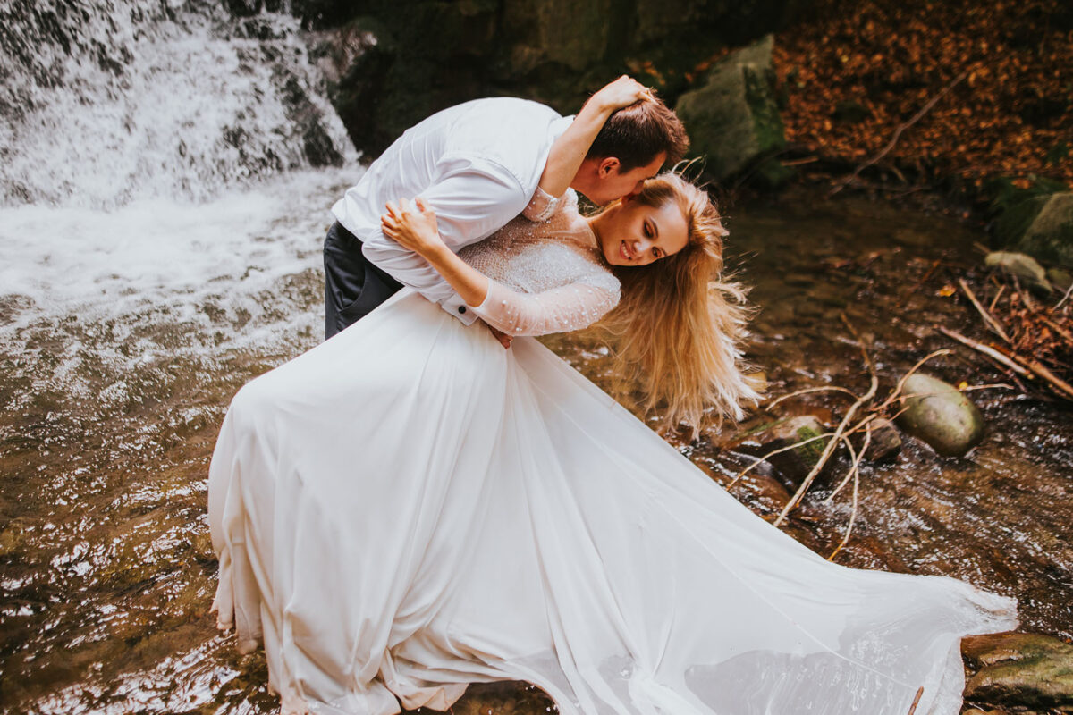sesja ślubna w Warszawie, sesja ślubna przy wodospadzie, sesja ślubna w górach