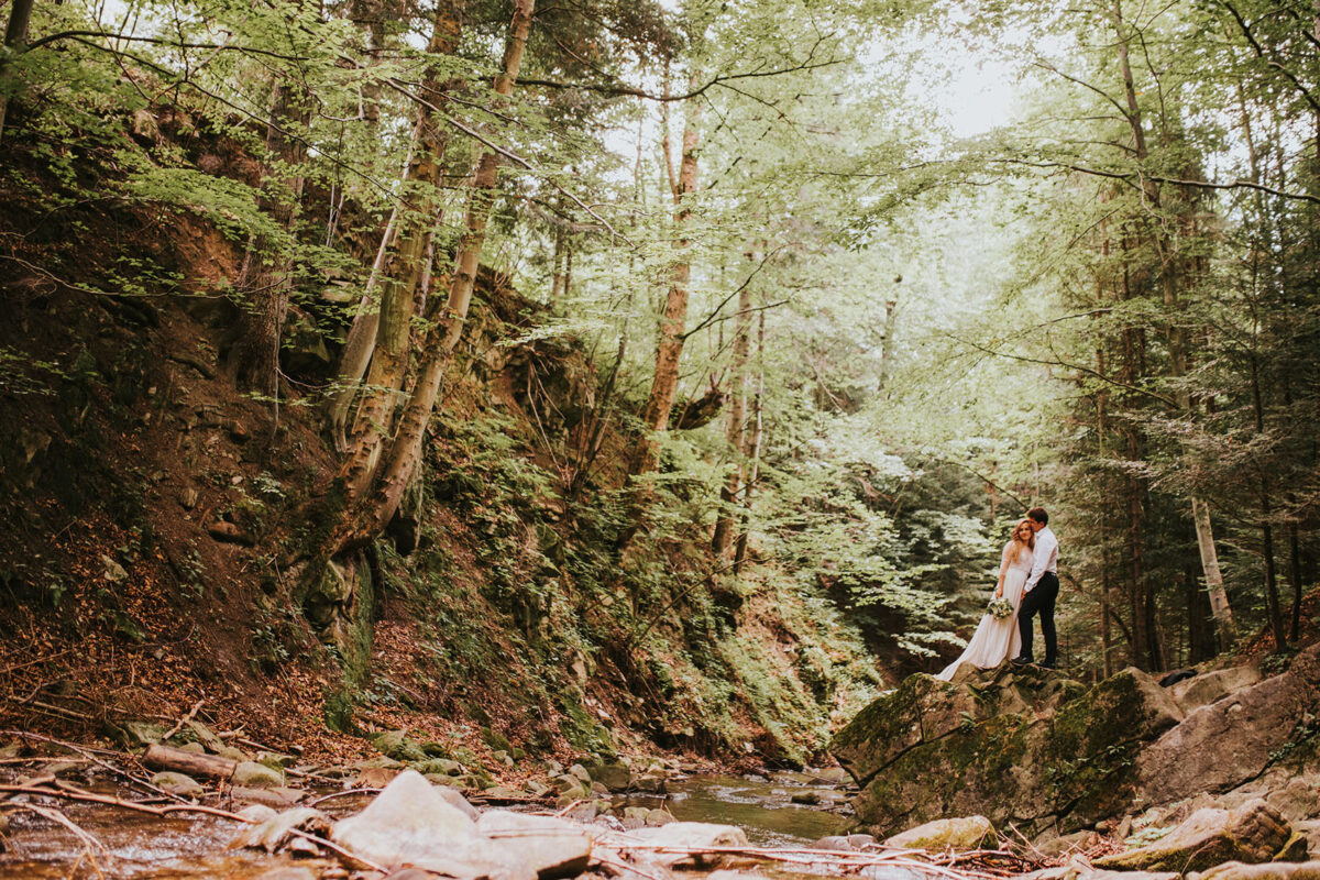 sesja ślubna w Warszawie, sesja ślubna przy wodospadzie, sesja ślubna w górach