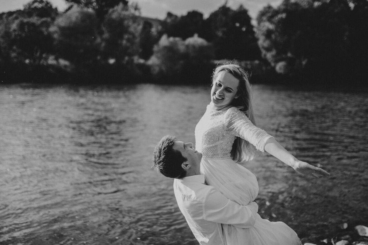 sesja ślubna w Warszawie, sesja ślubna przy wodospadzie, sesja ślubna w górach