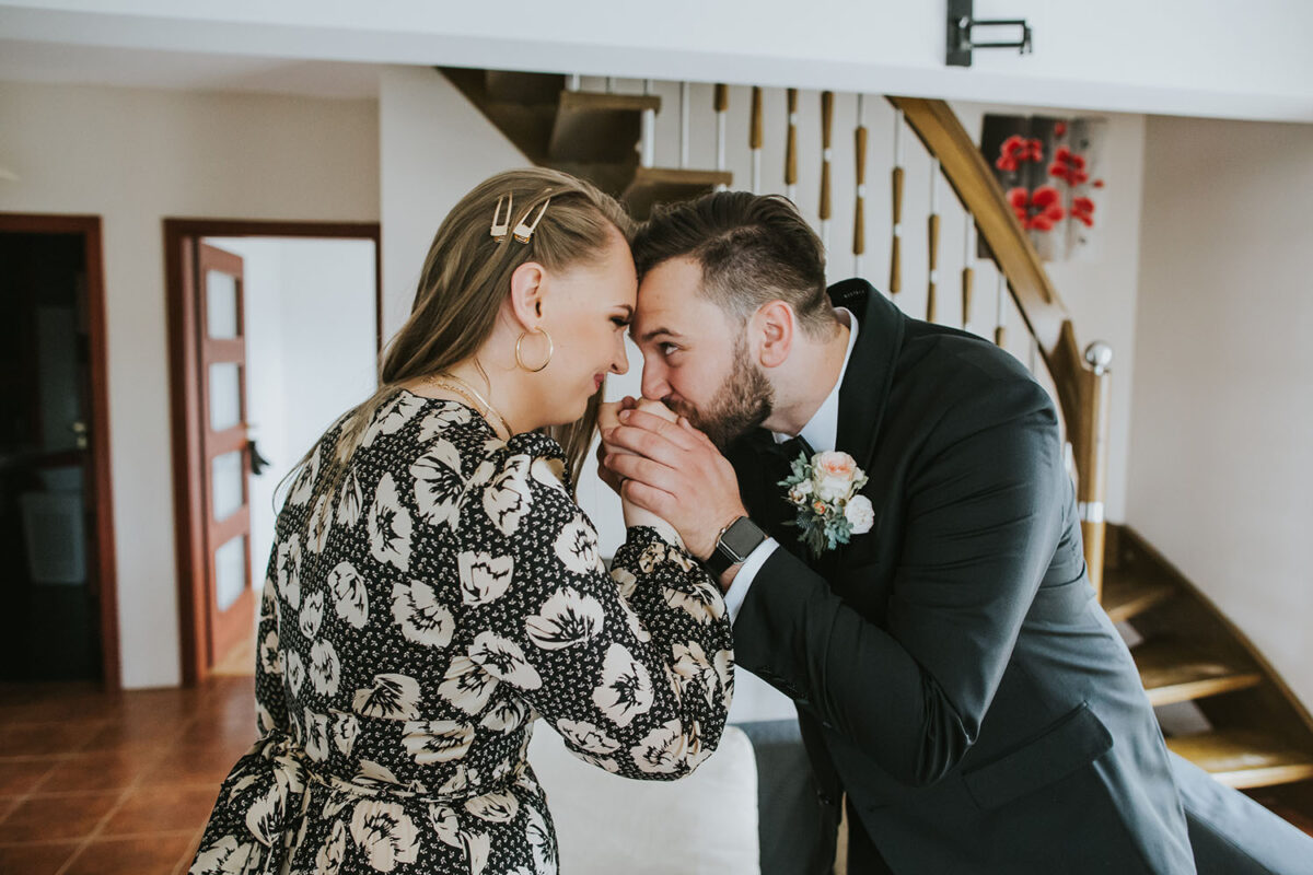 ślub w włoskim stylu, first look w ogrodzie