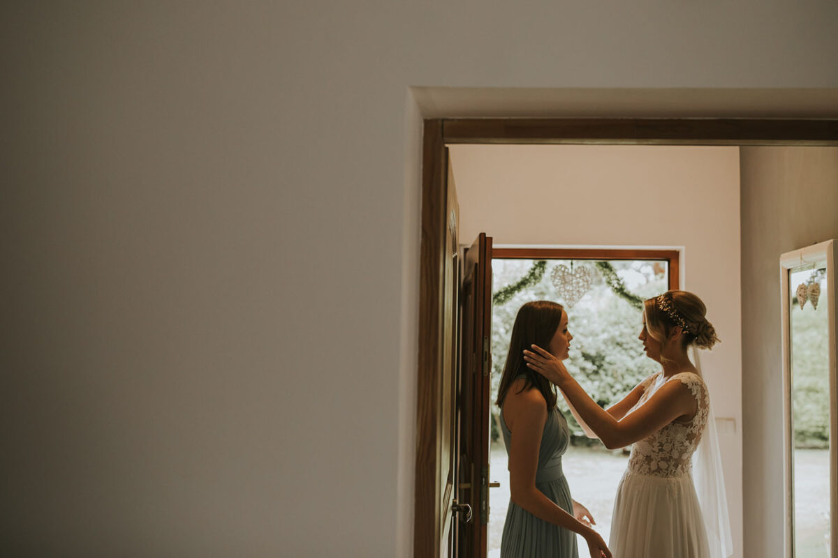 ślub w włoskim stylu, first look w ogrodzie