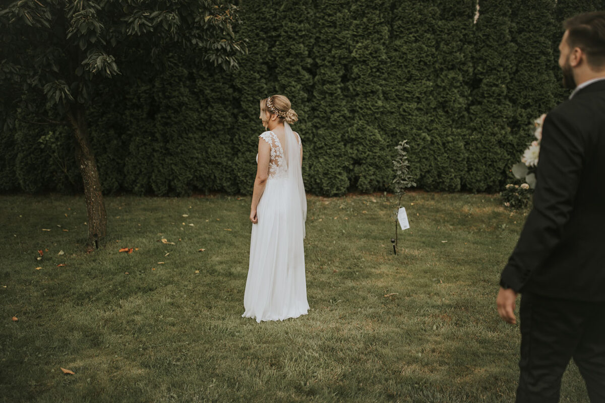 ślub w włoskim stylu, first look w ogrodzie