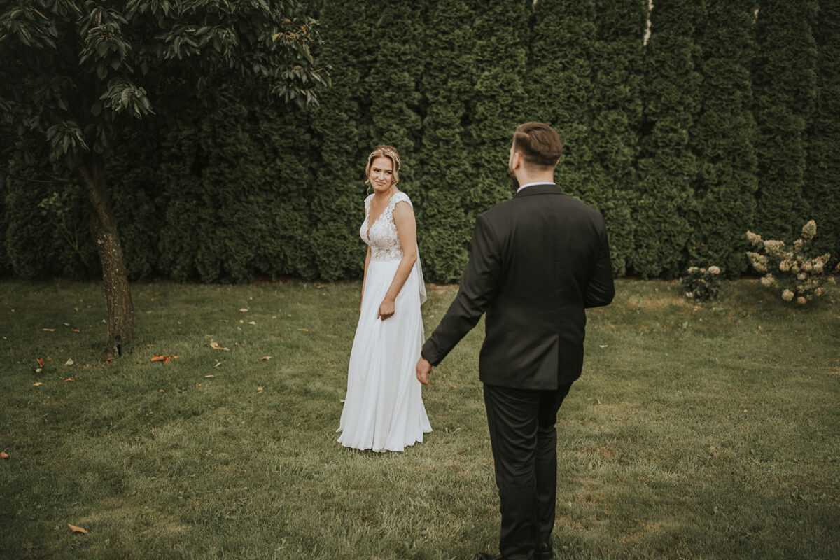 ślub w włoskim stylu, first look w ogrodzie