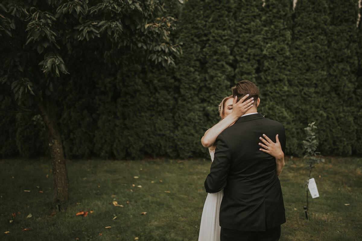 ślub w włoskim stylu, first look w ogrodzie