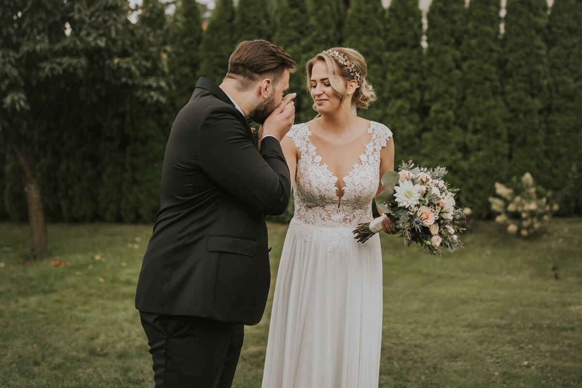 ślub w włoskim stylu, first look w ogrodzie