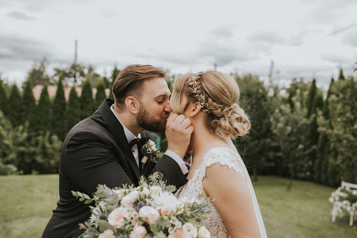 ślub w włoskim stylu, first look w ogrodzie