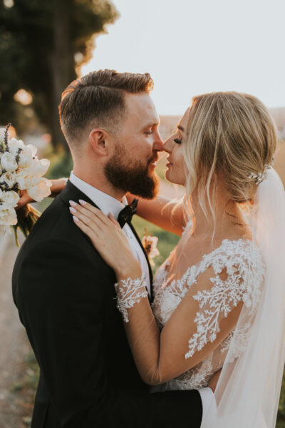 sesja ślubna w dniu ślubu, sesja ślubna podczas golden hour, sesja ślubna w plenerze