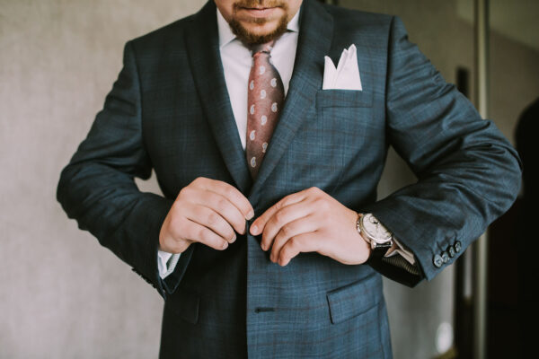 przygotowania ślubne w Warszawie, first look, detale z przygotowań ślubnych