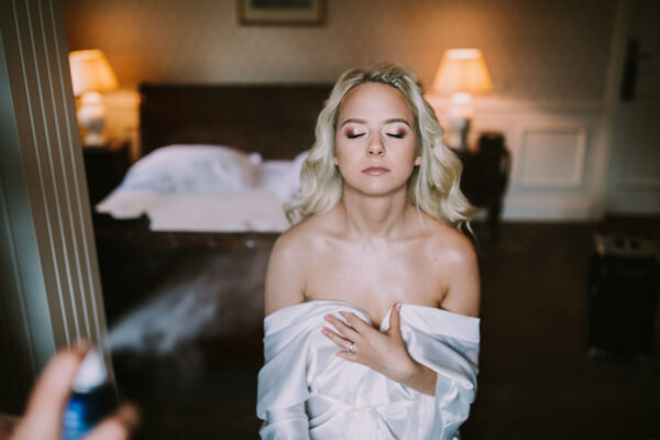 przygotowania ślubne w Warszawie, first look, detale z przygotowań ślubnych