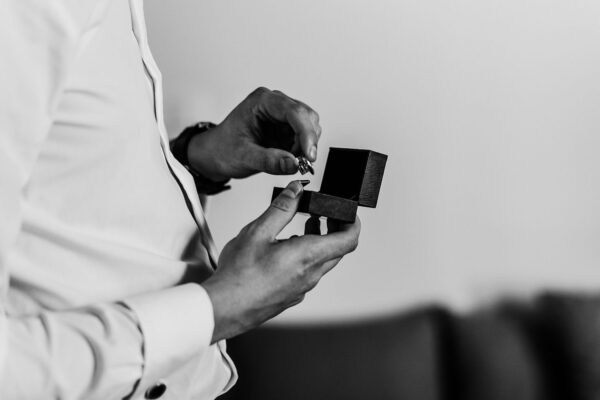 przygotowania ślubne w Warszawie, first look, detale z przygotowań ślubnych