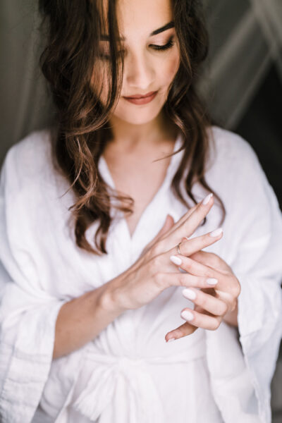 przygotowania ślubne w Warszawie, first look, detale z przygotowań ślubnych