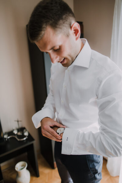 przygotowania ślubne w Warszawie, first look, detale z przygotowań ślubnych