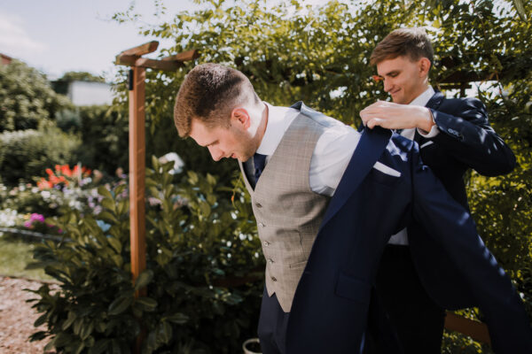 przygotowania ślubne w Warszawie, first look, detale z przygotowań ślubnych