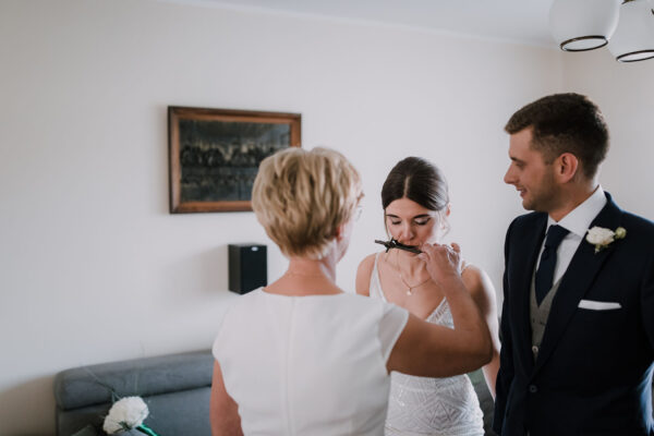 przygotowania ślubne w Warszawie, first look, detale z przygotowań ślubnych