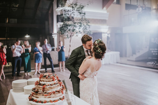 ślub w Wadowicach, krojenie tortu, zdjęcia grupowe ze ślubu