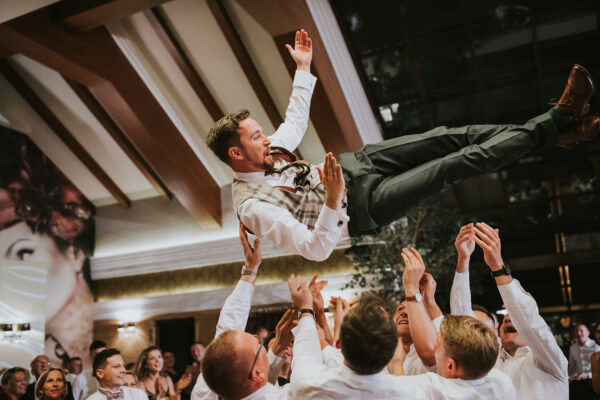 ślub w Wadowicach, krojenie tortu, zdjęcia grupowe ze ślubu