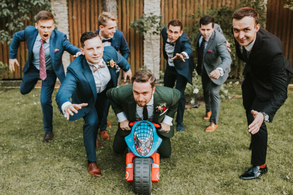 ślub w Wadowicach, krojenie tortu, zdjęcia grupowe ze ślubu