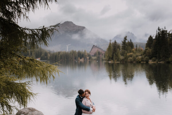 sesja ślubna nad Jeziorem Szczyrbskim, Jezioro Szczyrbskie, sesja ślubna jesienią