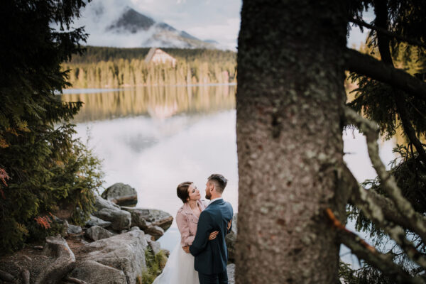 sesja ślubna nad Jeziorem Szczyrbskim, Jezioro Szczyrbskie, sesja ślubna jesienią