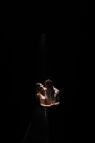 sesja ślubna w Warszawie, sesja ślubna w teatrze, miejska sesja ślubna