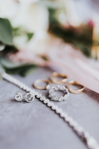 przygotowania ślubne w Warszawie, first look, detale z przygotowań ślubnych