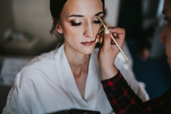 przygotowania ślubne w Warszawie, first look, detale z przygotowań ślubnych