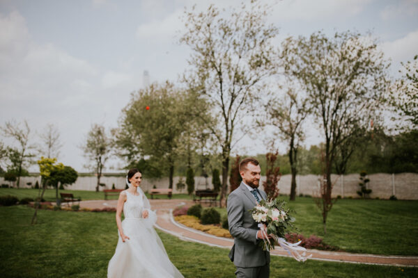 przygotowania ślubne w Warszawie, first look, detale z przygotowań ślubnych