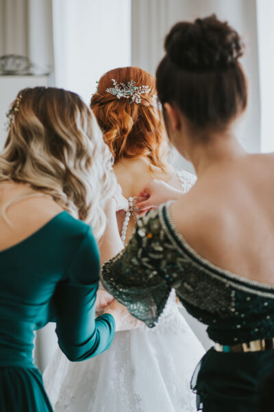 przygotowania ślubne w Warszawie, first look, detale z przygotowań ślubnych