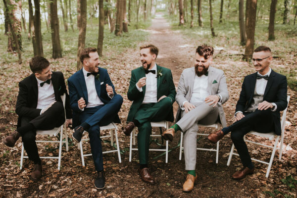 ślub cywilny w lesie, ślub w stylu rustykalnym, kolor przewodni butelkowy zielony