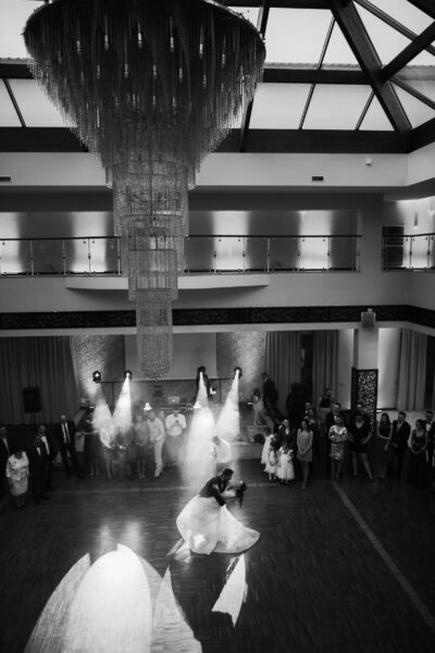 ślub cywilny w lesie, ślub w stylu rustykalnym, kolor przewodni butelkowy zielony