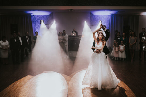 ślub cywilny w lesie, ślub w stylu rustykalnym, kolor przewodni butelkowy zielony