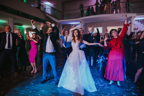 ślub cywilny w lesie, ślub w stylu rustykalnym, kolor przewodni butelkowy zielony