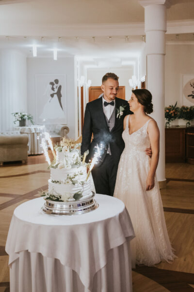 ślub cywilny w lesie, ślub w stylu rustykalnym, kolor przewodni butelkowy zielony