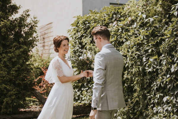 przygotowania ślubne w Warszawie, first look, detale z przygotowań ślubnych