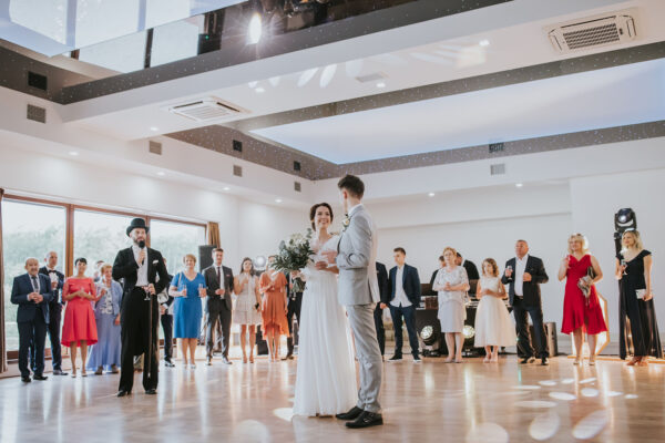 pierwszy taniec, zdjęcie z zimnymi ogniami, ślub na Mazowszu